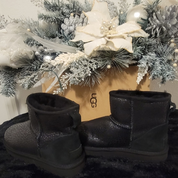 UGG Shoes - NWOT Blk UGG boots